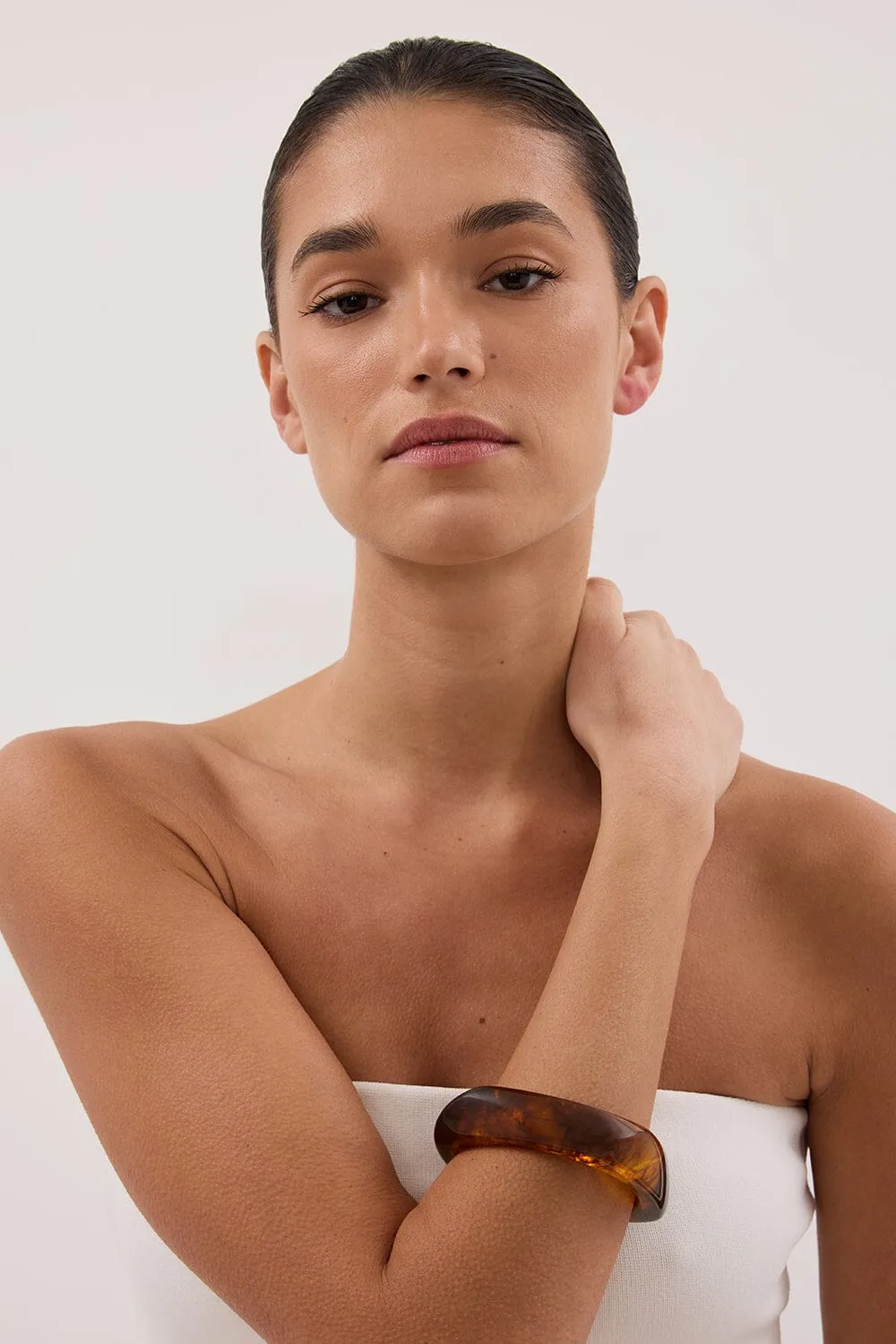 NOAH THE LABEL BROWN RESIN BANGLE